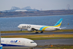 離陸する飛行機・と・恐竜橋。