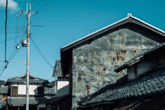 味のある壁と青空
