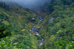 山のてっぺんを流れる滝