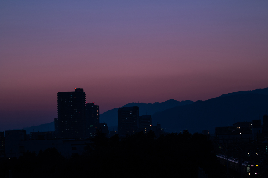 街と夕暮れと鉄道