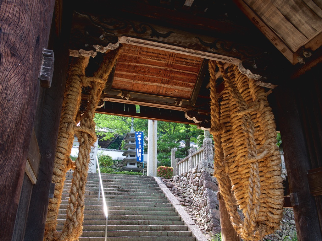 東向山理生院〜仁王門の大草鞋