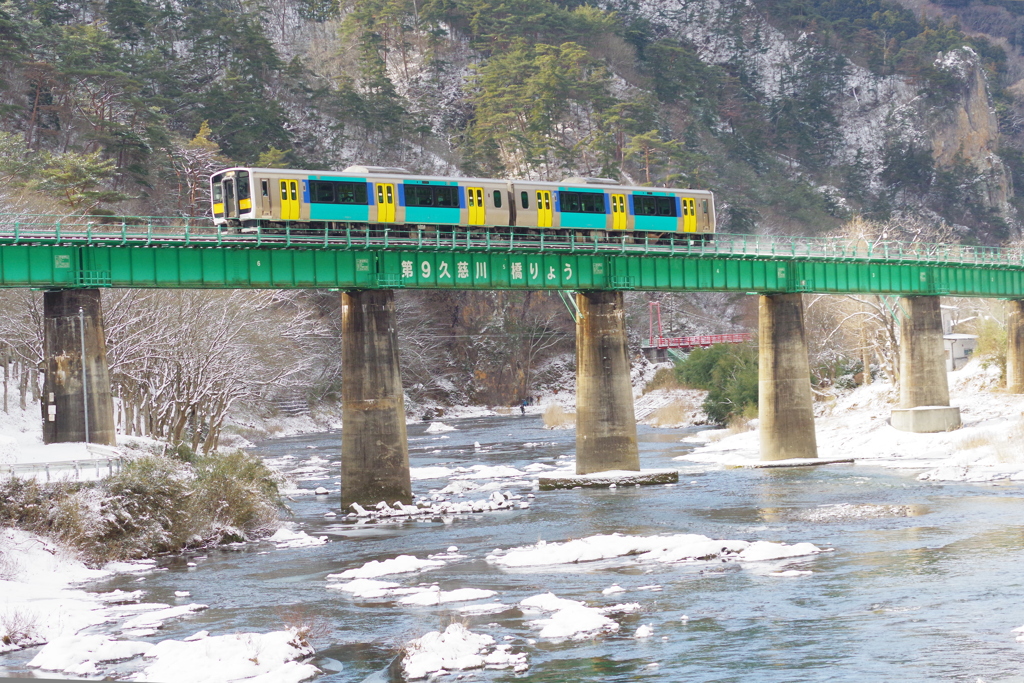 凍る久慈川を渡る水郡線