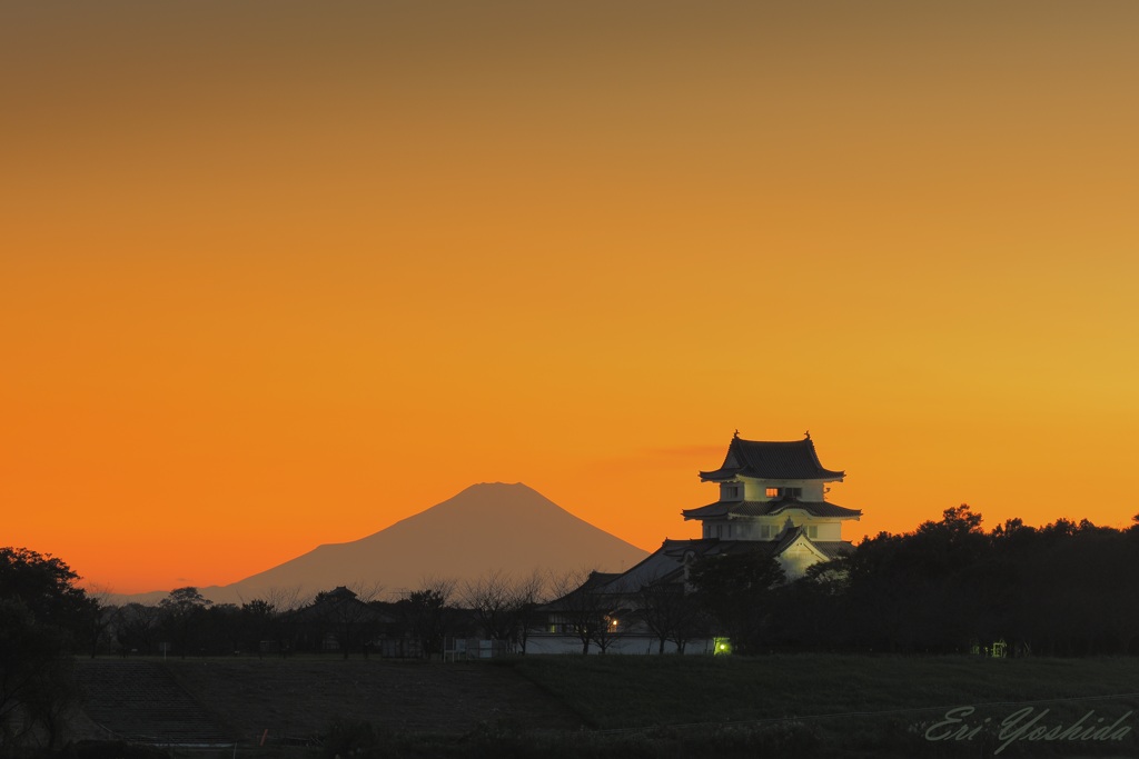 富士と関宿城の夕焼け