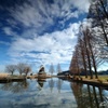冬の水辺に映る風車