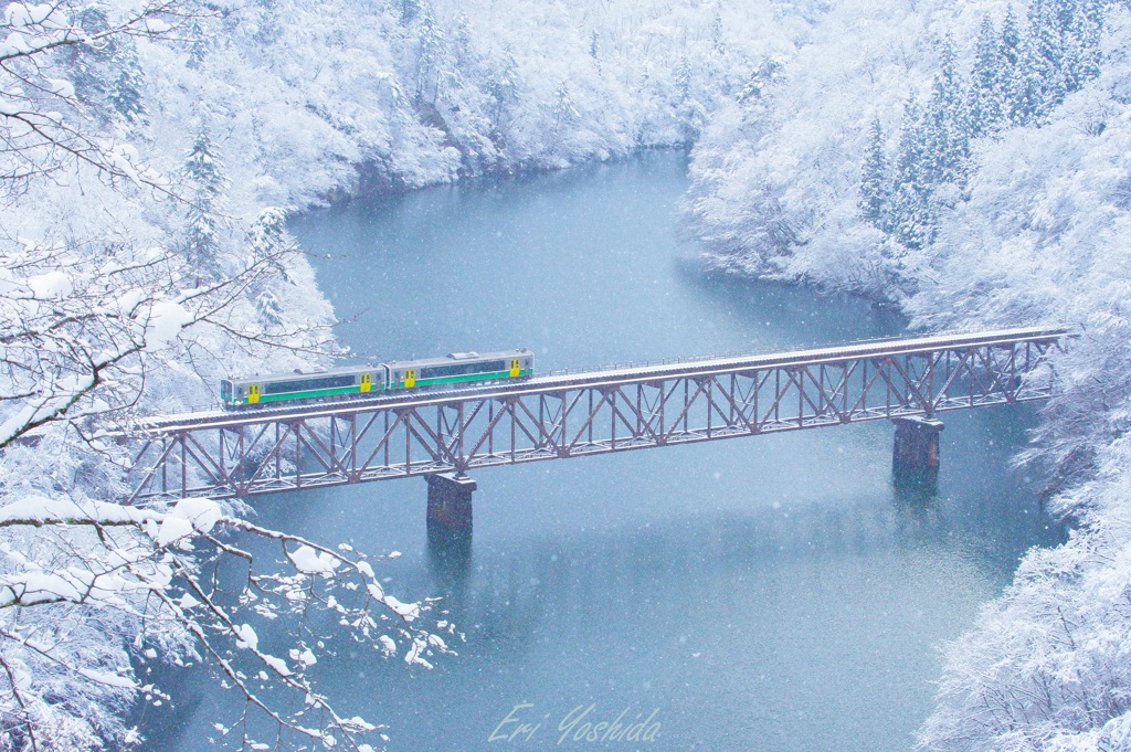 雪化粧する只見川の冬