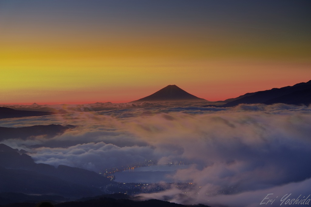 雲海漂う夜明け富士