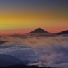 雲海漂う夜明け富士