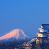 朝陽に染まるお城と富士山