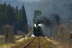 春を迎える鉄橋の向こうから