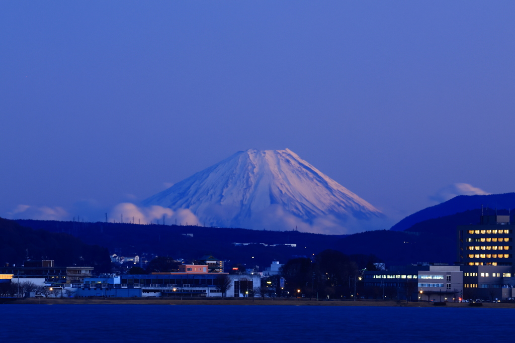 夕暮れ時の富士山と街明かり