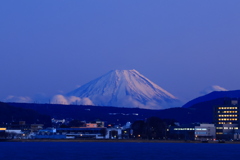 夕暮れ時の富士山と街明かり