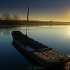 朝陽に映る木舟