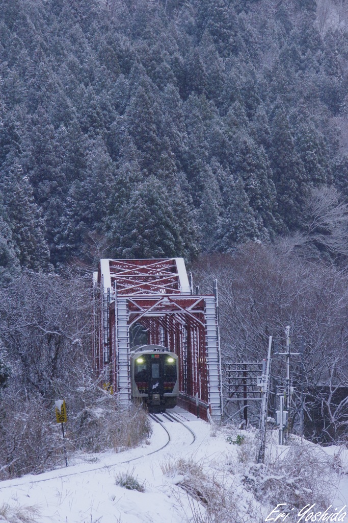 雪景色の鉄橋を渡る