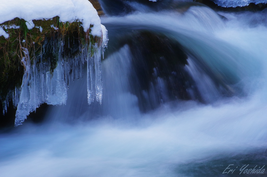 冬の渓谷と水の流れ  