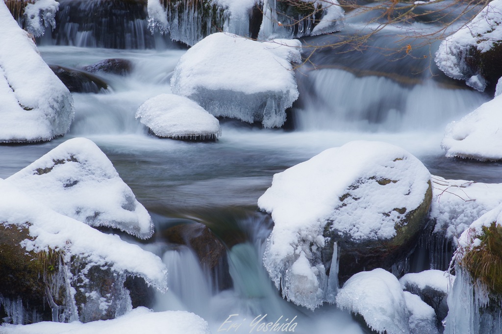 雪化粧する渓谷と水の流れ ①