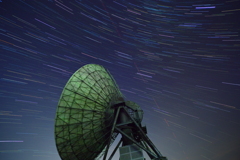 星空とパラボラアンテナ