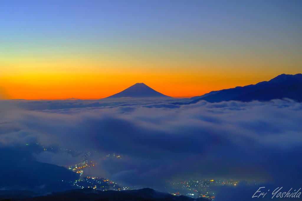 雲海に映る夜明けの富士