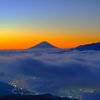 雲海に映る夜明けの富士