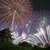 秋の夜空彩る城と花火