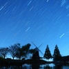 夜空を見上げる風車