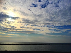 蜂の巣状雲と海景