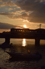 夕日と電車のシルエット