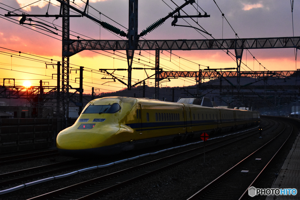 夕日とドクターイエロー
