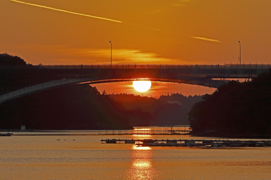 橋の下の夕日