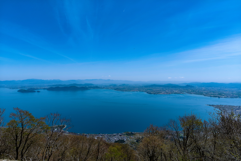 青い空と青い水面
