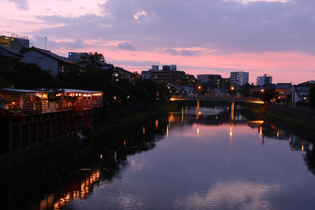 鴨川を模したような夕暮れ