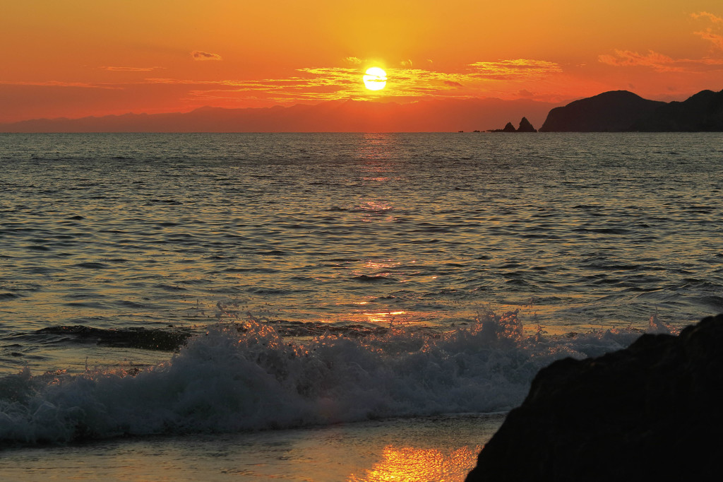波の間の明るさ