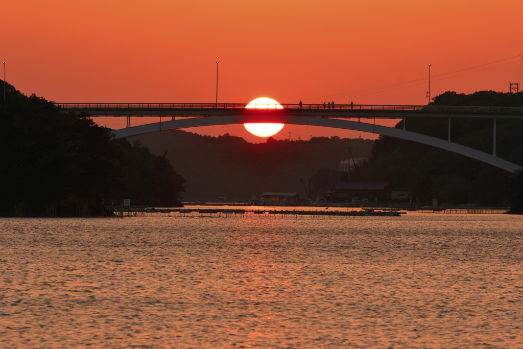 大橋に沈む落陽を眺めて