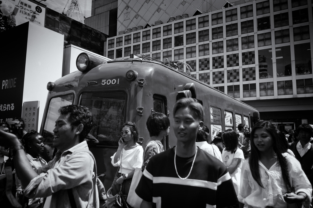 「今、ハチ公の電車の前…」