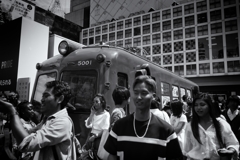 「今、ハチ公の電車の前…」