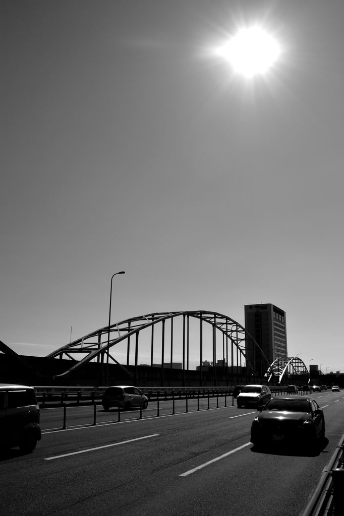 真昼の多摩川大橋上