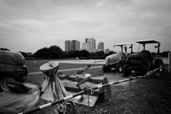 梅雨空の河川敷①