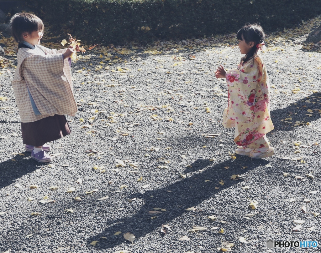 落ち葉で遊ぶ子ら