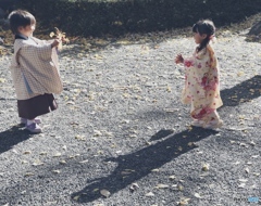 落ち葉で遊ぶ子ら