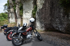 バイクと大谷石