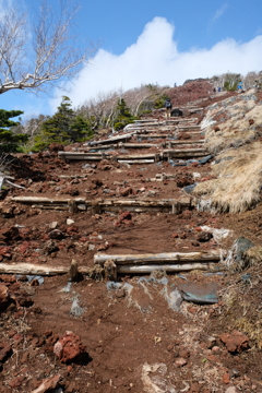 赤い登山道