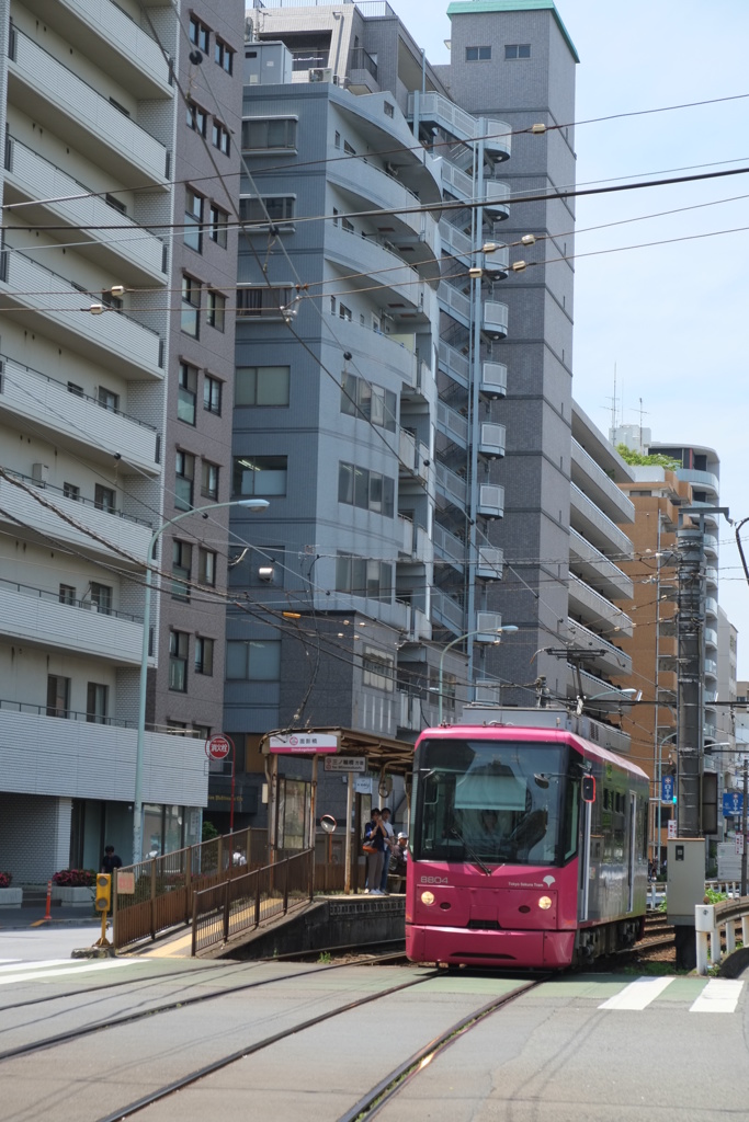 マンション街を行く