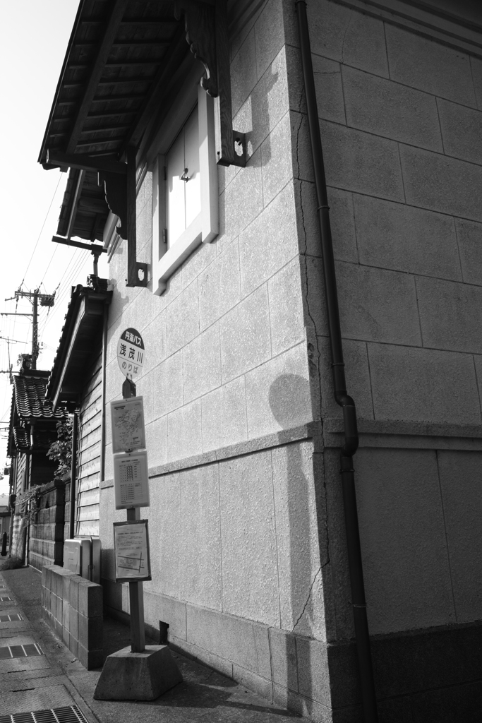 蔵の前のバス停