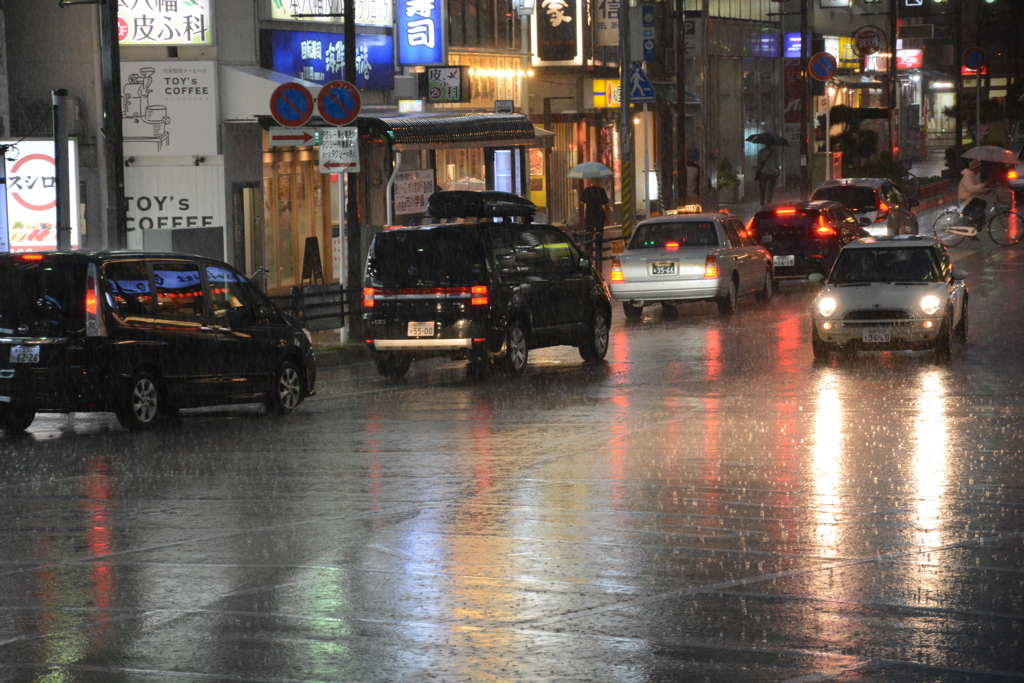 雨の駅前通