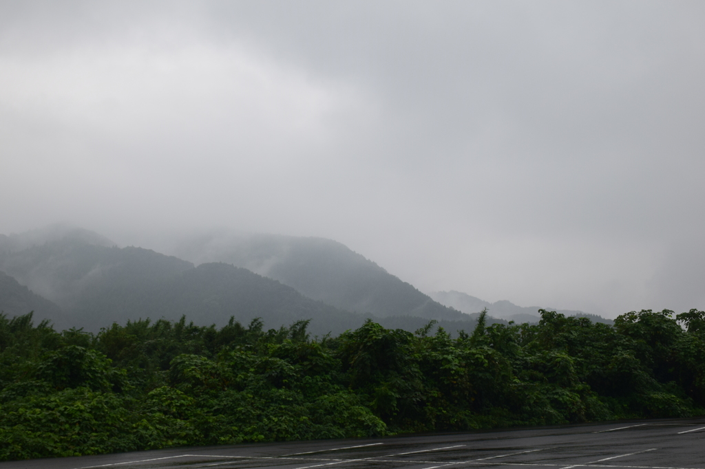 霧に包まれた山々