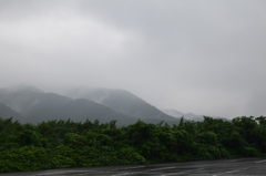 霧に包まれた山々