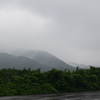 霧に包まれた山々