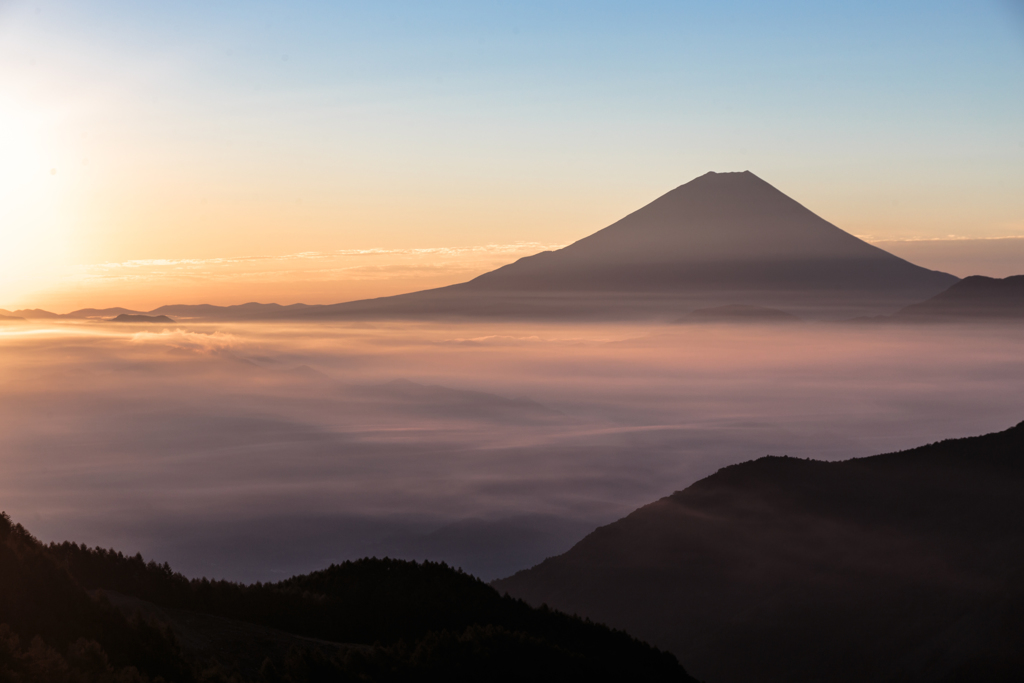 雲海染まりて・・・。