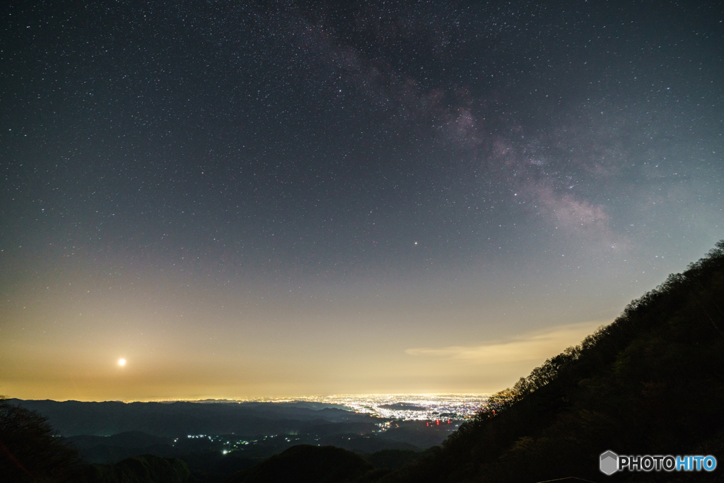 月と夜景と天の川