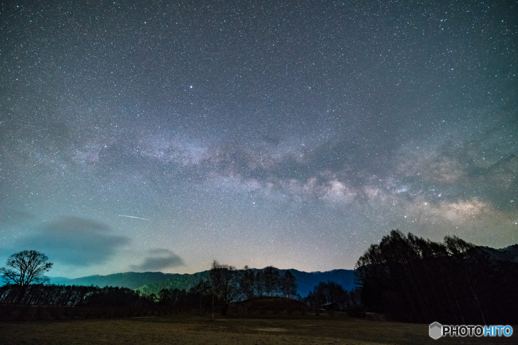 横たわる天の川と流れ星