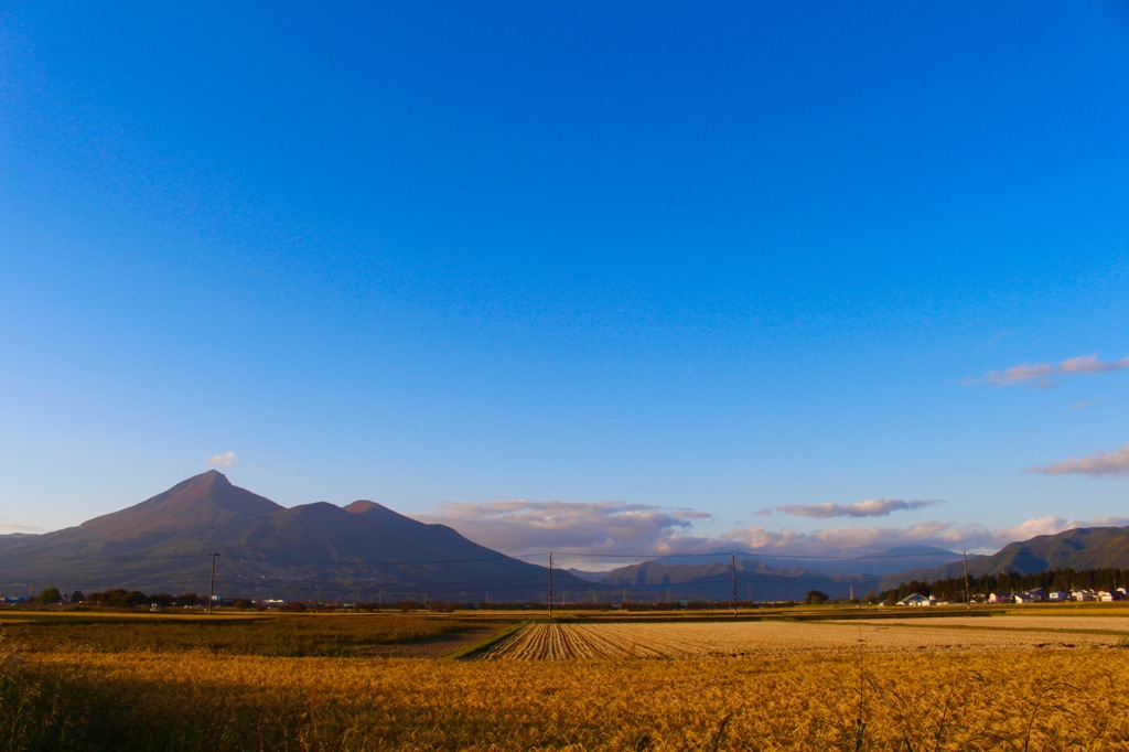 夕暮れ前の磐梯山